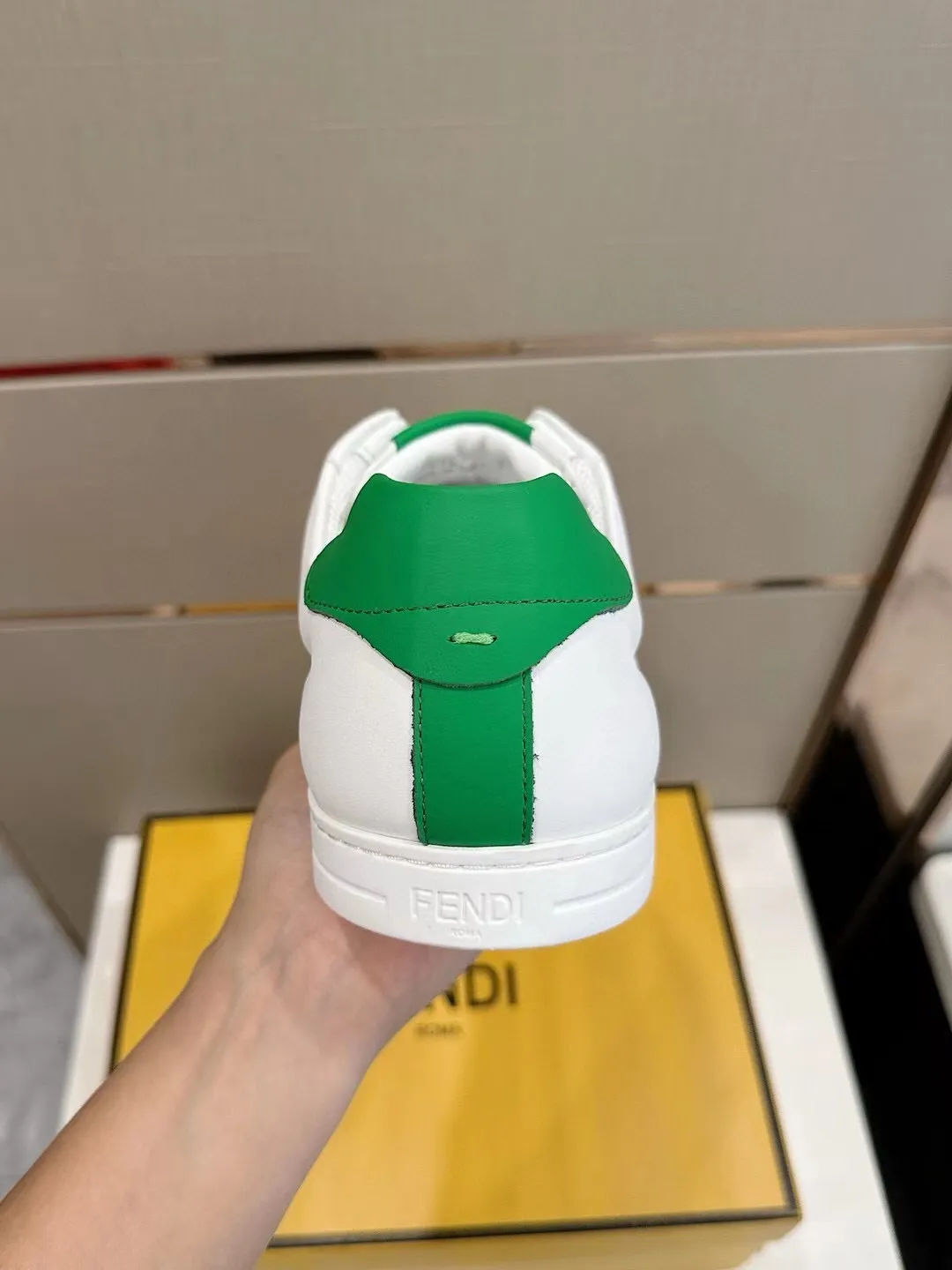 Factory price: 380💰 Fendi men's sports shoes - top version. In the corner, there is no limit to expression, highlighting the FF element cowhide to highlight personality, walking well! The shoe mouth is embossed with brand letters with a cowhide label. Cowhide upper + cowhide stitching mesh lining + T men's men's shoes 💰U outsole Size: 38-44, (customized at 45)